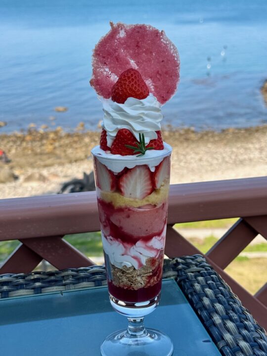 「花キッチンfiore」プレミアム苺パフェ