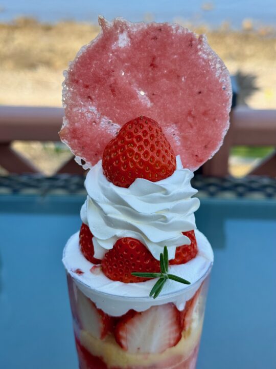 「花キッチンfiore」プレミアム苺パフェ