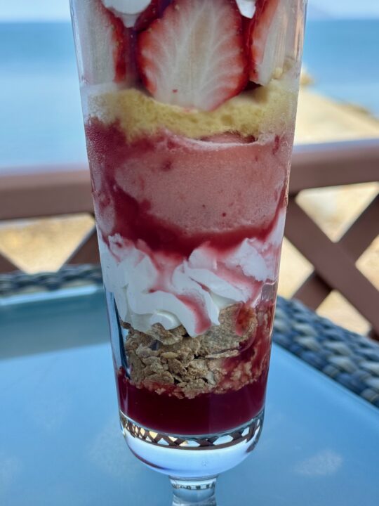 「花キッチンfiore」プレミアム苺パフェ