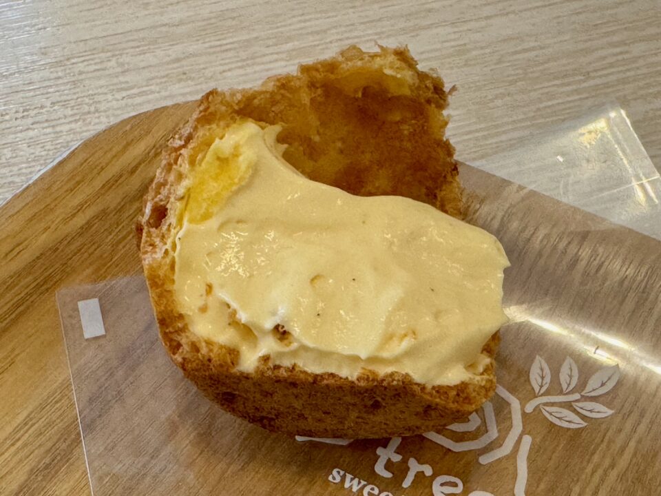 「sweets & cafe tree」（スイーツアンドカフェ ツリー）こんがりシュー
