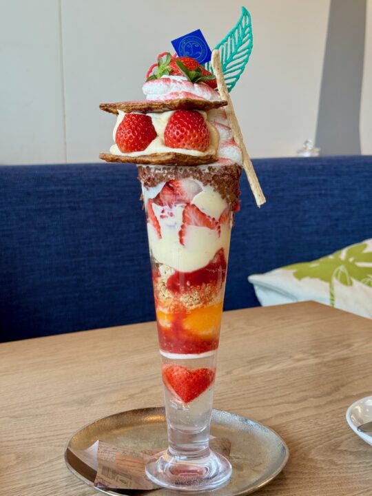 「カフェ リモージュ」苺とマスカルポーネのミルフィーユパルフェ