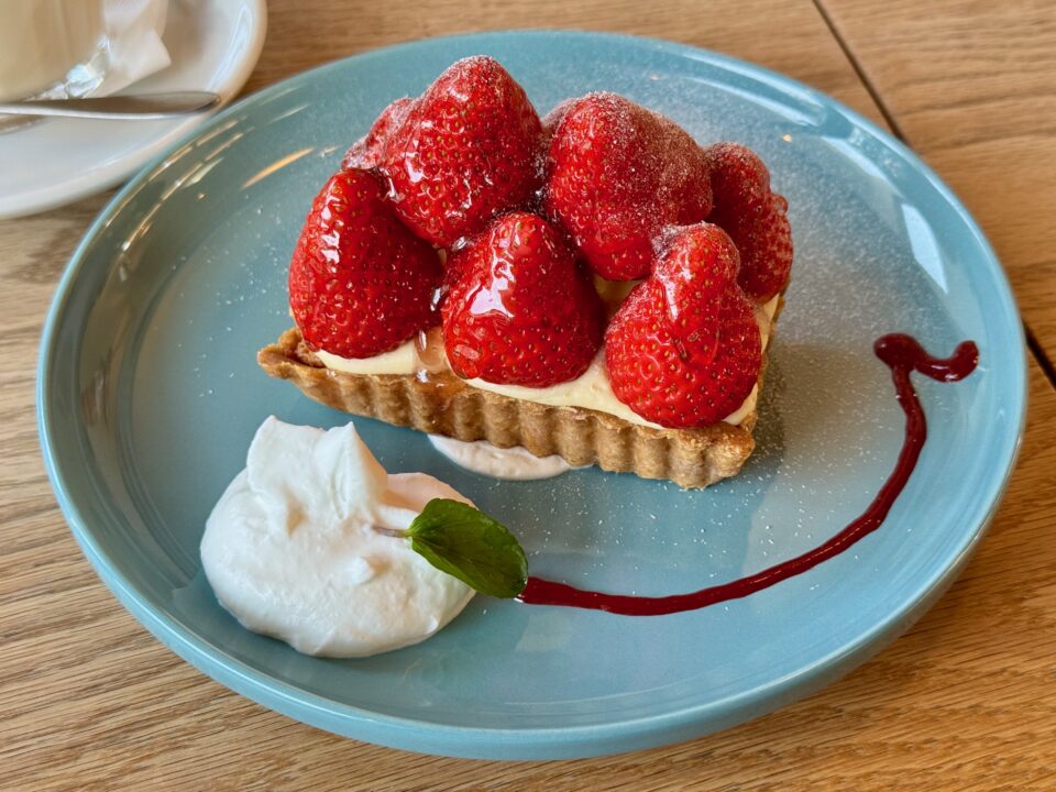 「カフェ リモージュ」苺のカスタードタルト