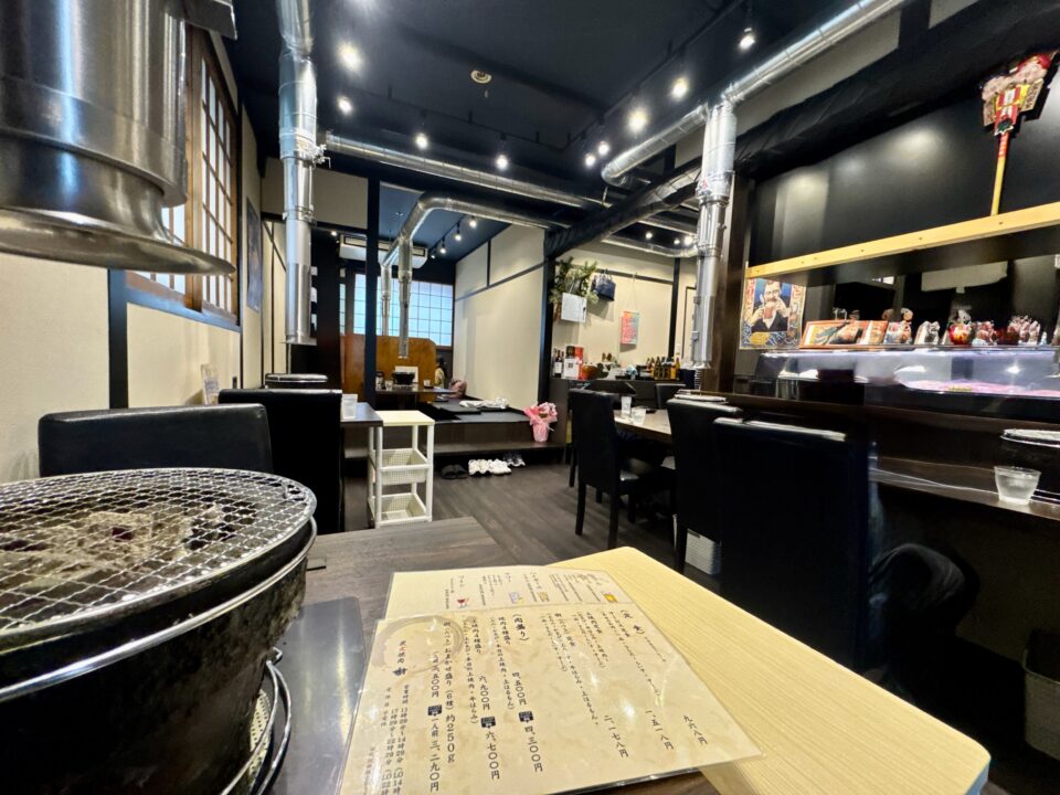 「炭火焼肉 樹」店内
