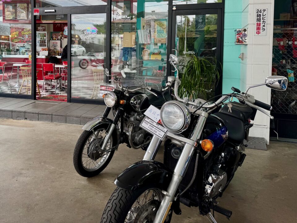 「210Burgers」バイクショップ