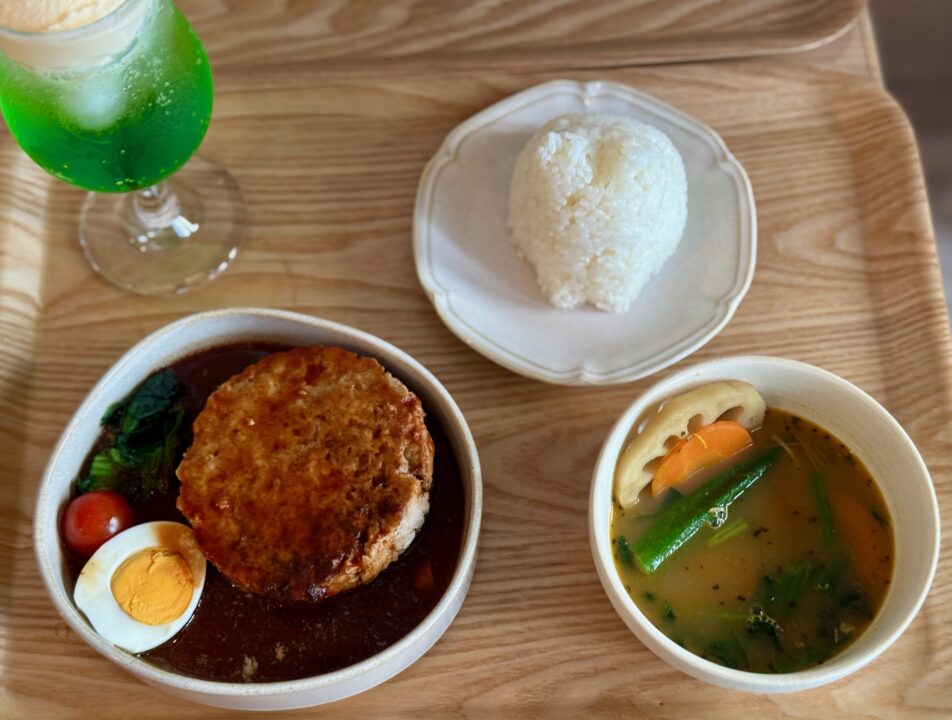 「保護猫カレー屋299」ハンバーグケーキ