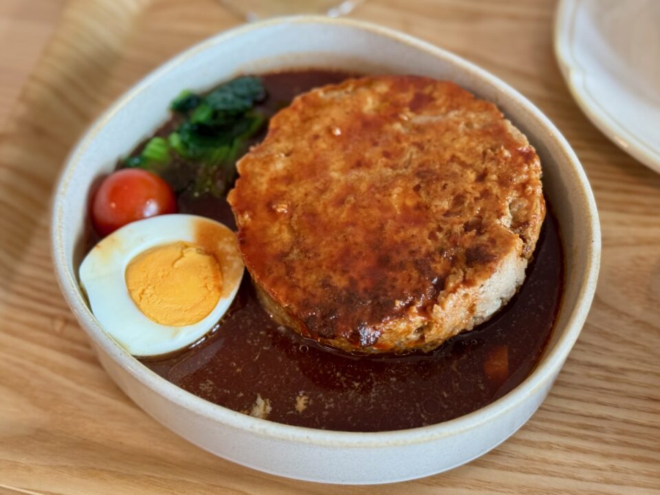 「保護猫カレー屋299」ハンバーグケーキ