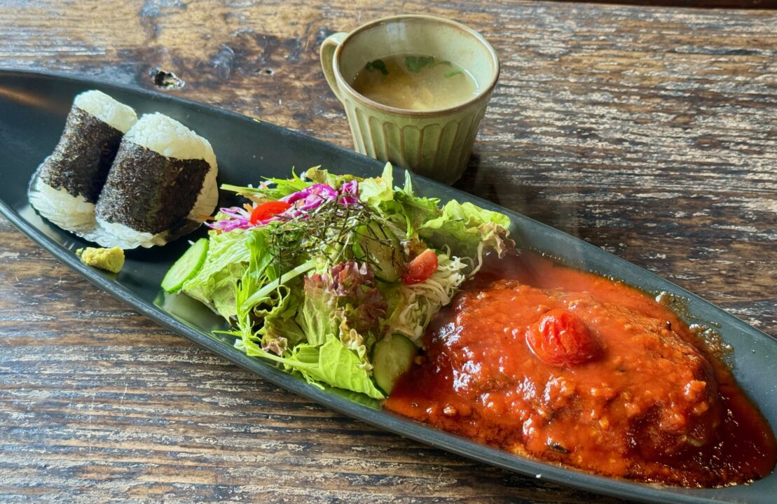 「くじゅう高原フラワーズヴァレー 喫茶 空」「空」の特製豊後牛ハンバーグ
