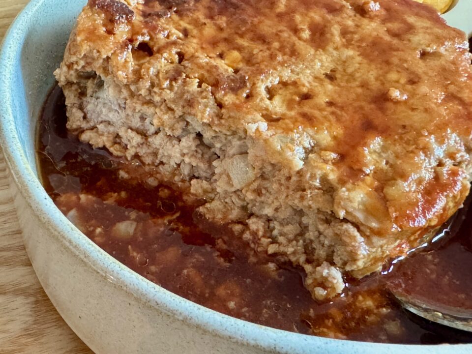 「保護猫カレー屋299」ハンバーグケーキ