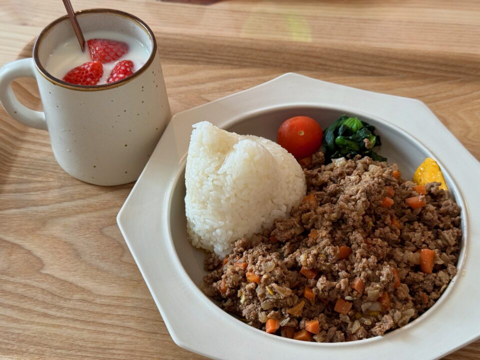 「保護猫カレー屋299」キーマカレー×オムライス