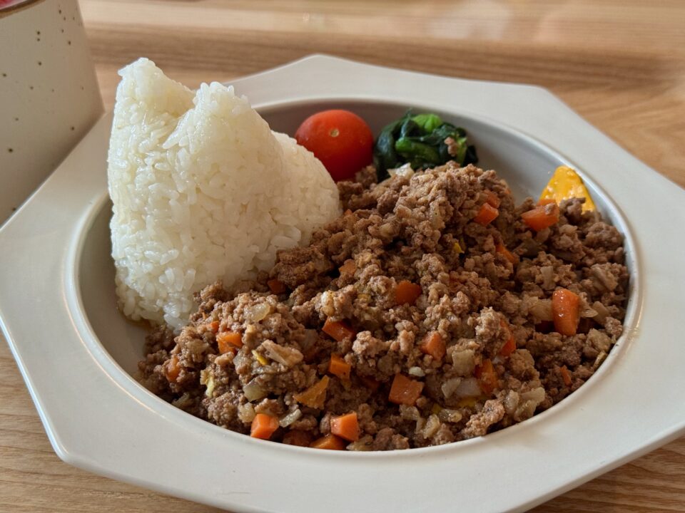 「保護猫カレー屋299」キーマカレー×オムライス