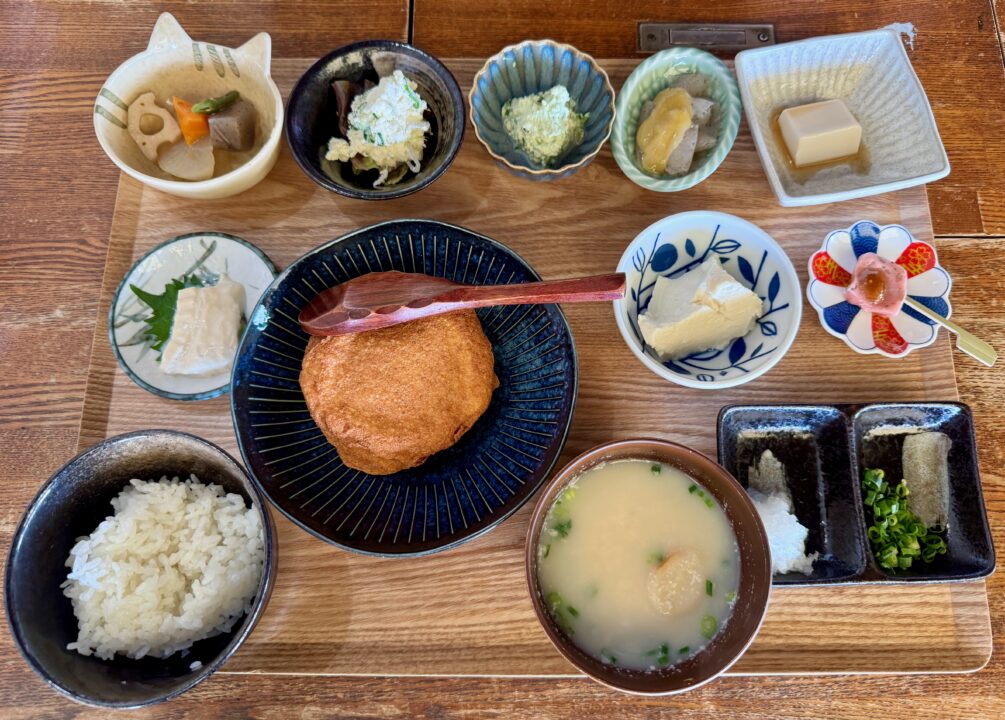 「豆富処 とら吉」ばくだんあげ定食・ドリンクとデザートセット