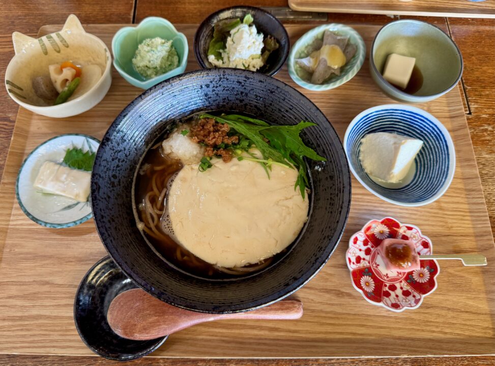 「豆富処 とら吉」湯葉トロそば