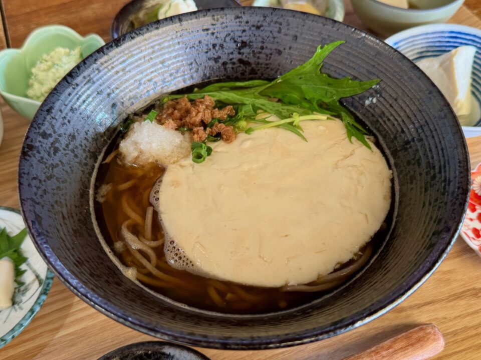 「豆富処 とら吉」湯葉トロそば