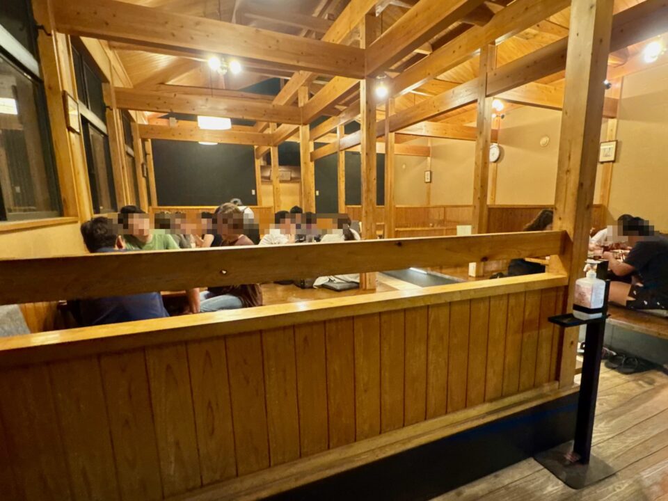 「とりやす」店内