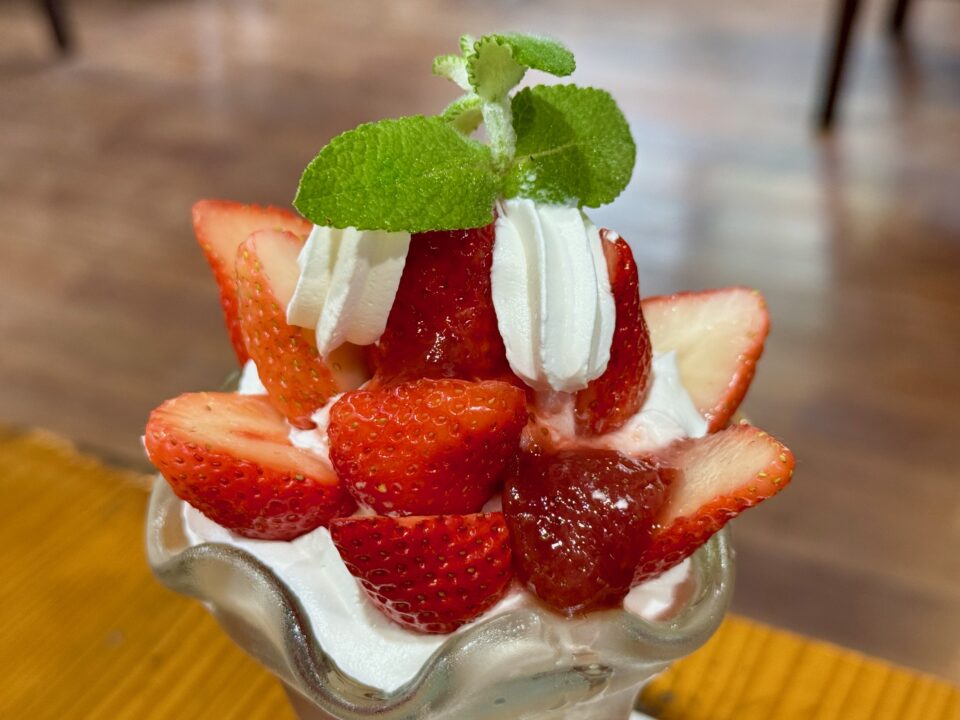 「石窯ダイニングfuu 」いちごたっぷりパフェ