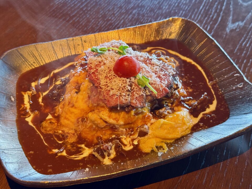 「Cafe 風と土」朝地牛使用 ローストビーフオムハヤシ