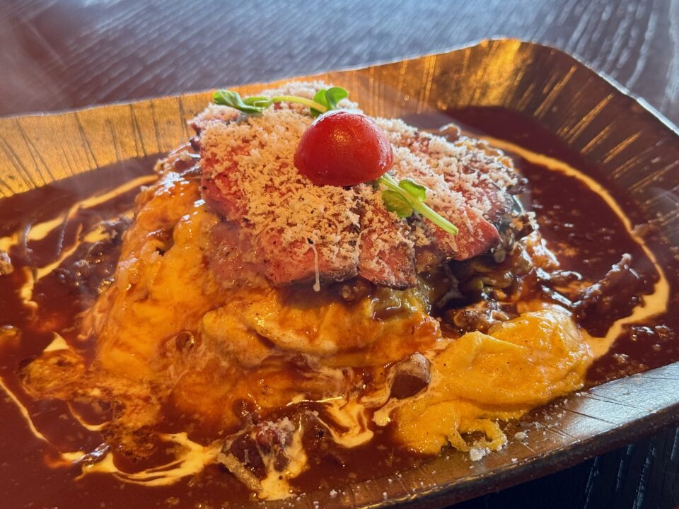 「Cafe 風と土」朝地牛使用 ローストビーフオムハヤシ