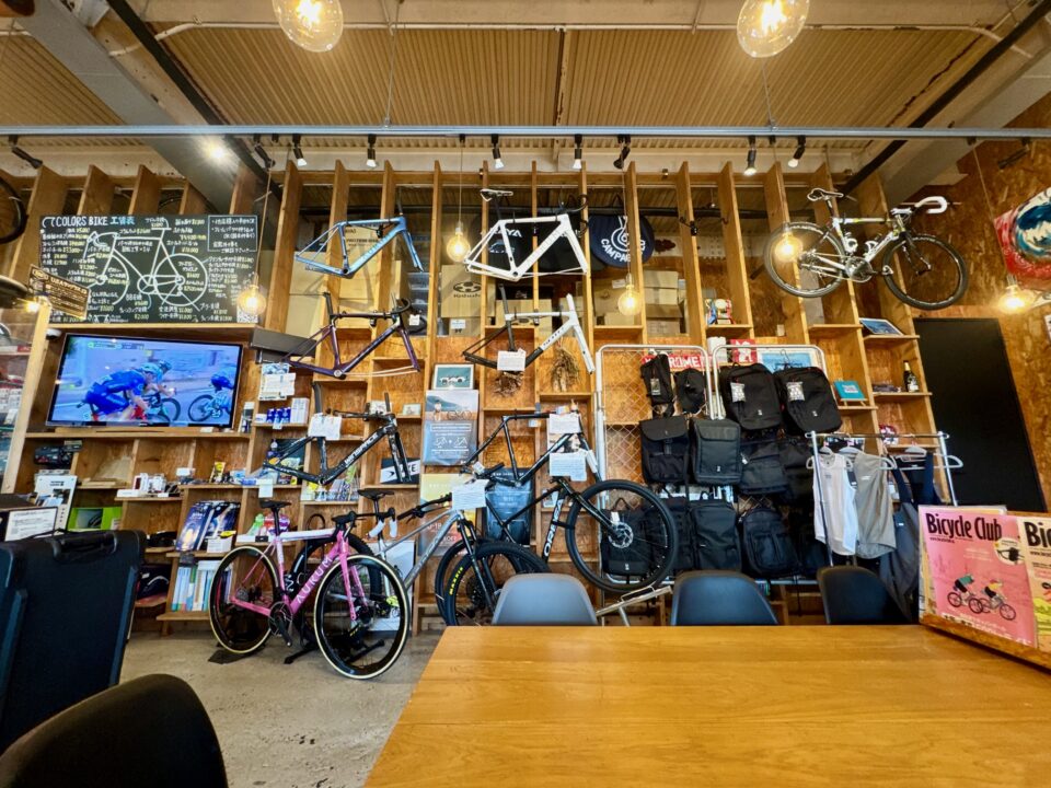 「COLORS BIKE&CAFE」(カラーズ バイクアンドカフェ)店内