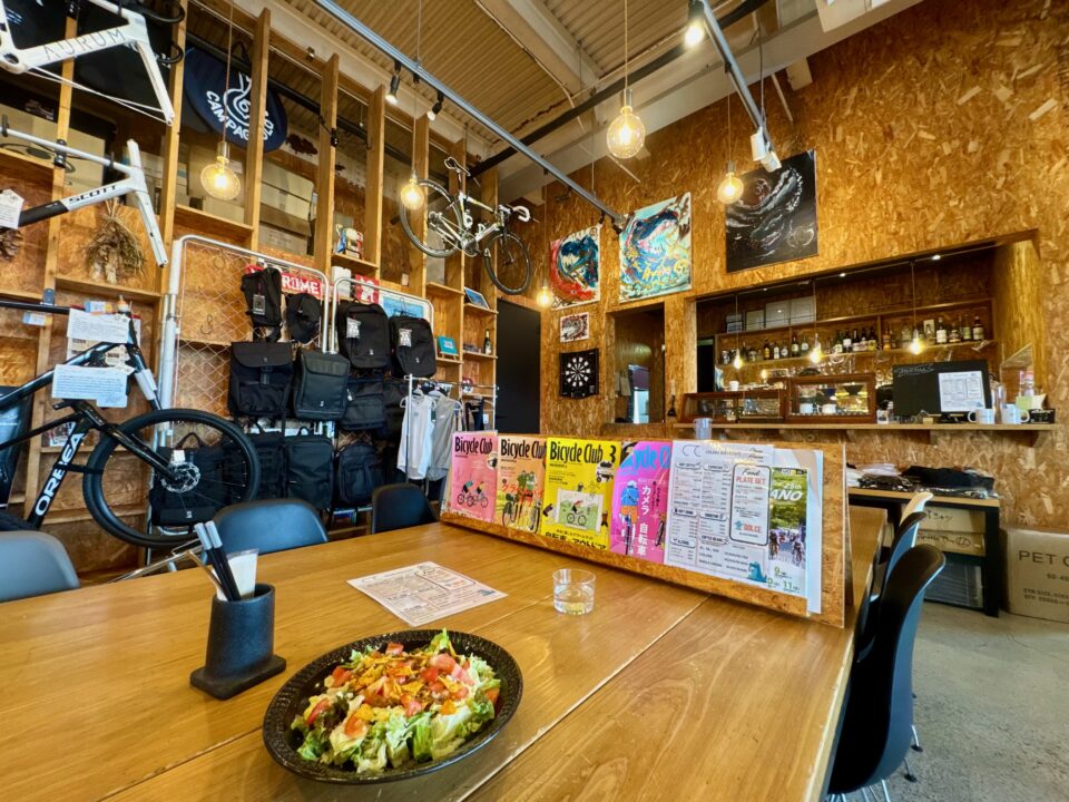 「COLORS BIKE&CAFE」(カラーズ バイクアンドカフェ)店内