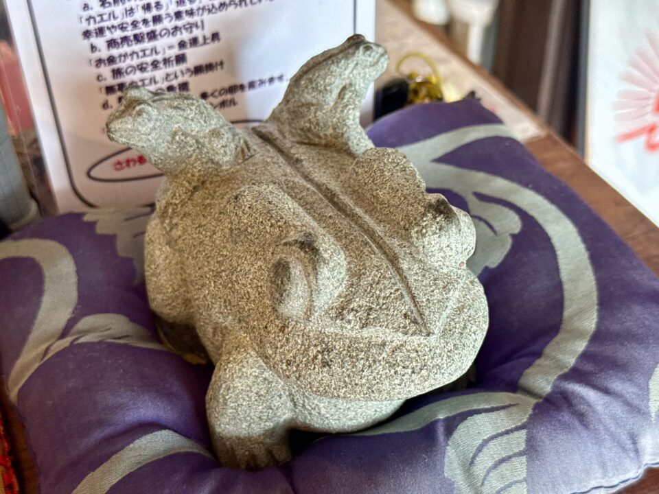 「Lunch＆Cafe SOSHIJI」カエルの石像