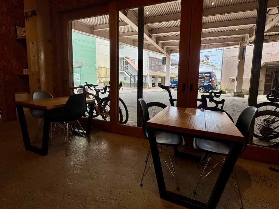 「COLORS BIKE&CAFE」(カラーズ バイクアンドカフェ)店内