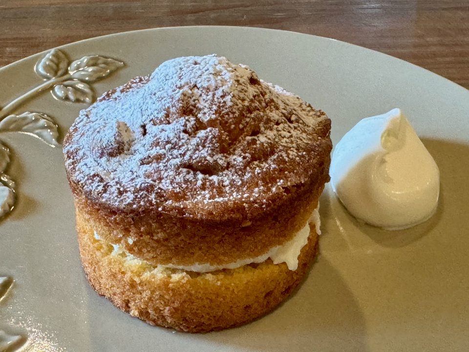 「深見堂」ケーキセット(ビクトリアケーキ 自家製ジャムとクリームチーズ)