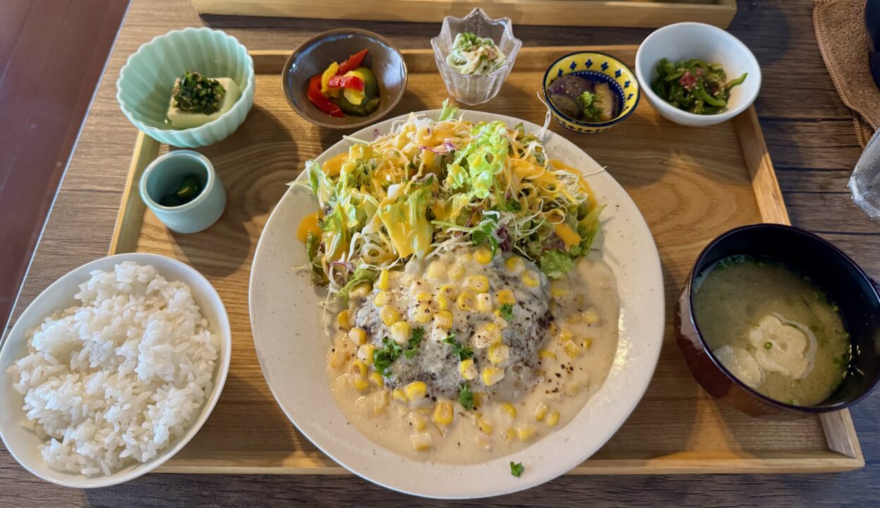 「Lunch＆Cafe SOSHIJI」焼きとうもろこしチーズクリームハンバーグ