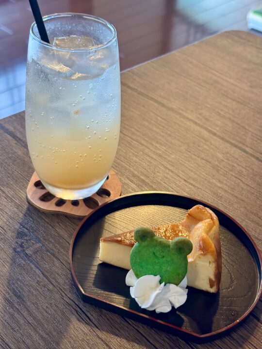 「Lunch＆Cafe SOSHIJI」デザートセット（桃ジンジャー＆ベイクドチーズケーキ）