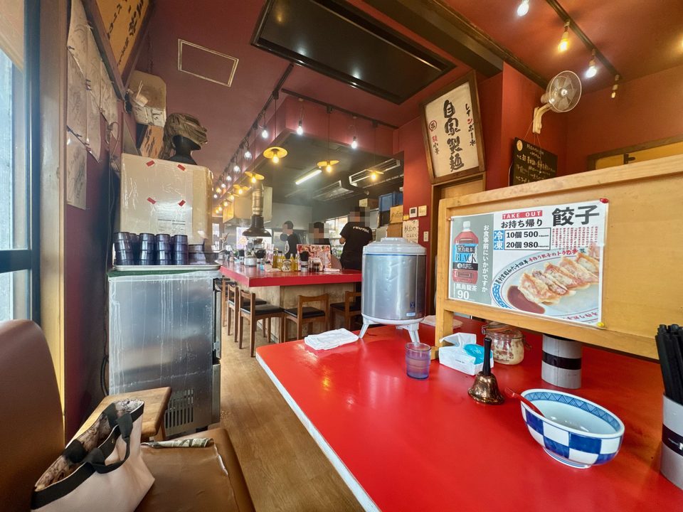 「大分濃厚生豚骨ラーメン トラの夢」店内