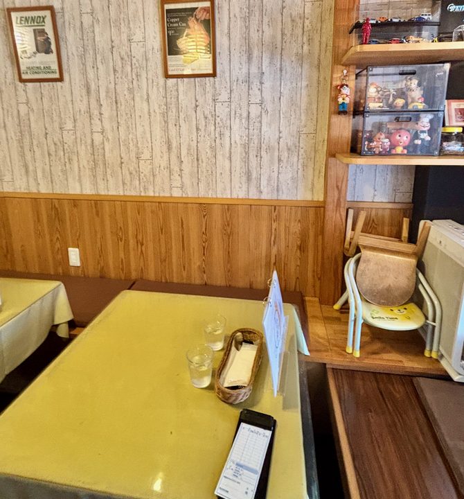 「洋食屋 ひかりのたまご」店内