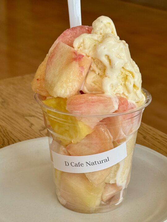 「D Cafe Natural」(ディー カフェ ナチュラル)ももパフェ