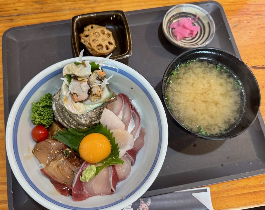 「うさぎ亭」海の幸丼セット