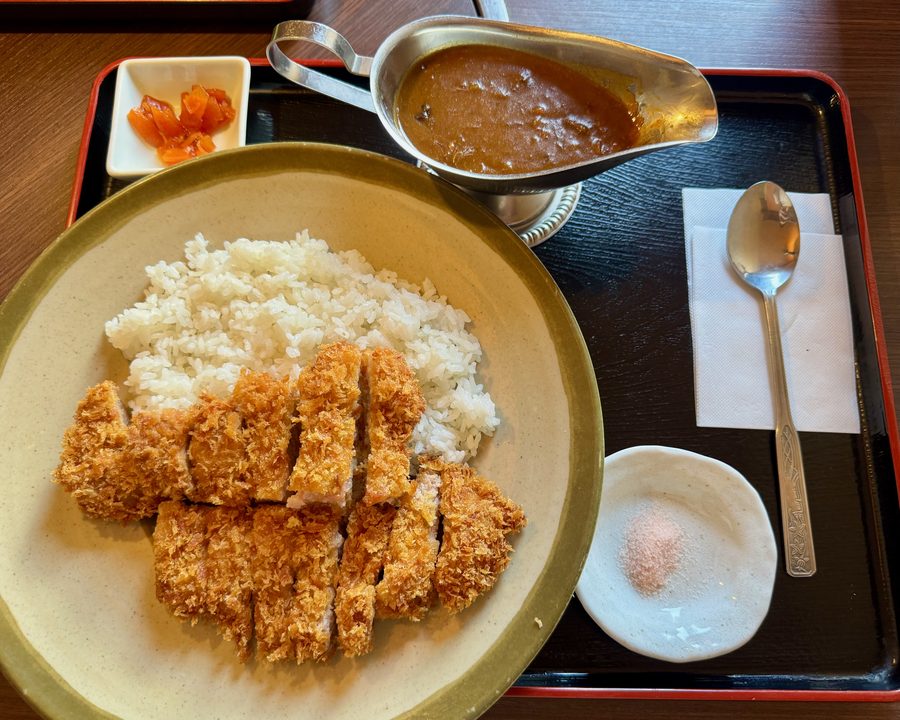 「焼肉 なり田」カツカレー(サラダ付き)