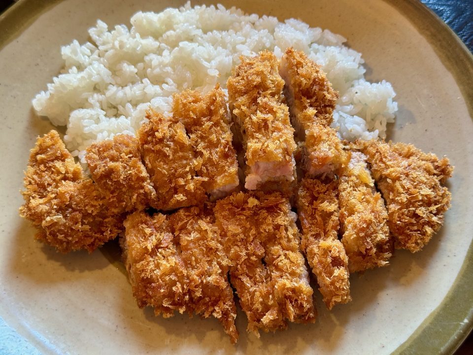 「焼肉 なり田」カツカレー(サラダ付き)
