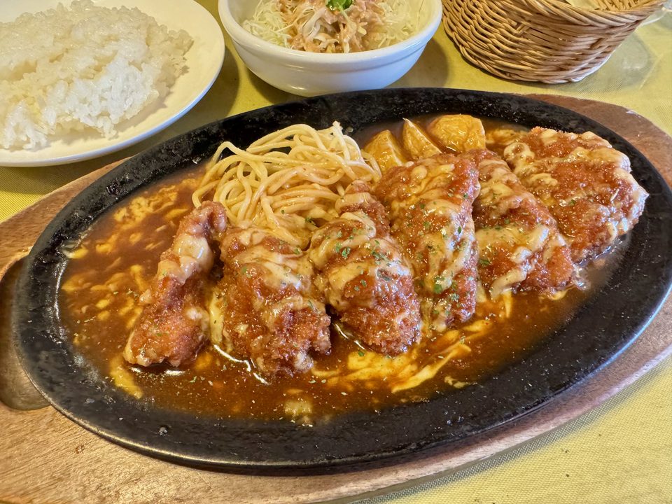 「洋食屋 ひかりのたまご」コロコログランメールチキンランチ