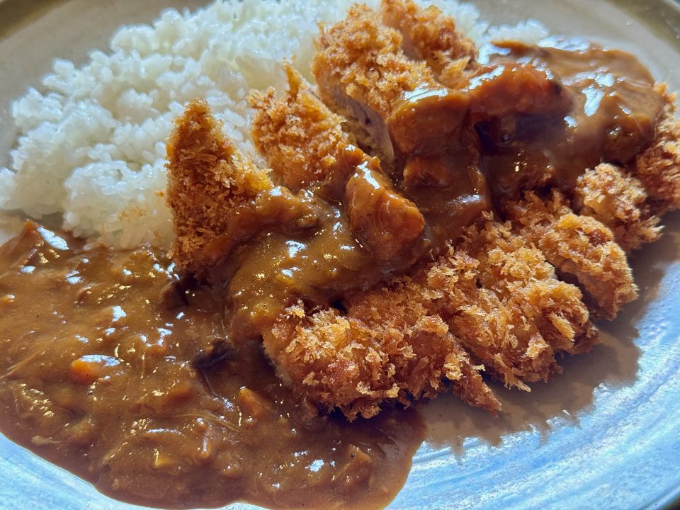 「焼肉 なり田」カツカレー(サラダ付き)