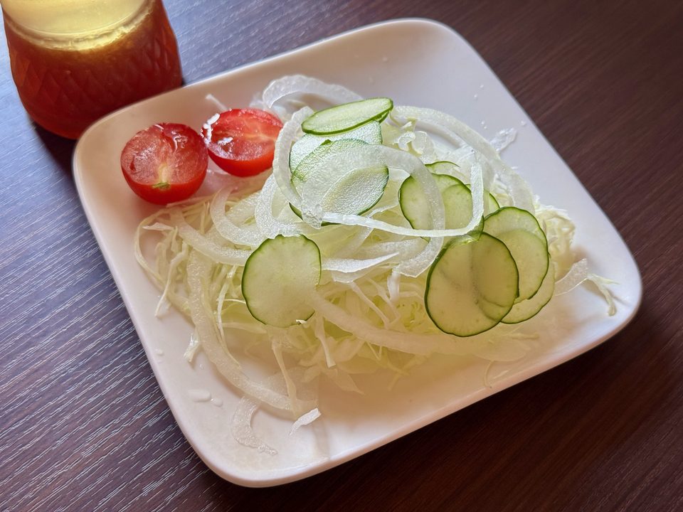 「焼肉 なり田」カツカレー(サラダ付き)