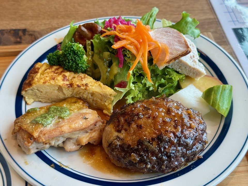 「ファベルスペース」TODAY’Sプレート（ハンバーグ香味おろしソース・鶏もも肉の香草焼き）
