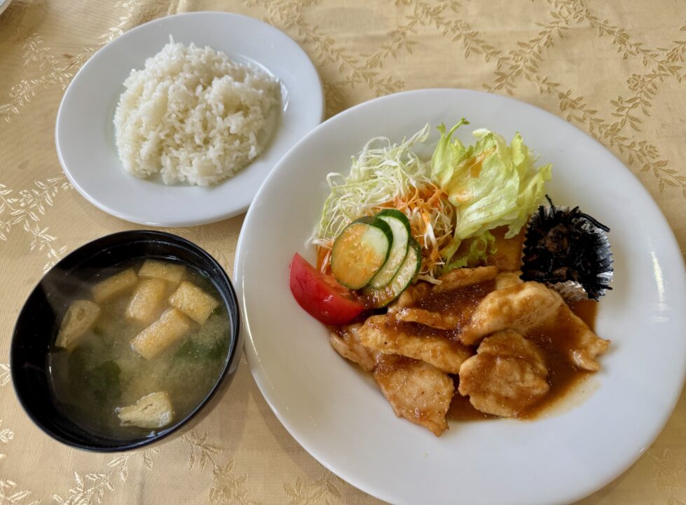 「ビストロ彩華」サービスランチ・チキンの生姜焼き