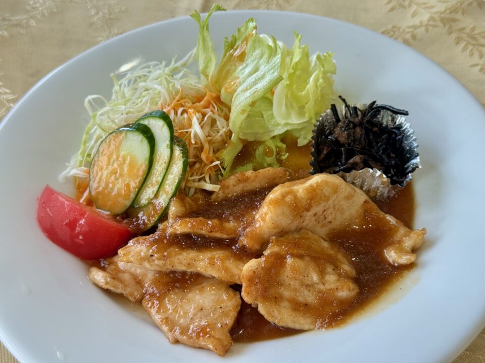 「ビストロ彩華」サービスランチ・チキンの生姜焼き