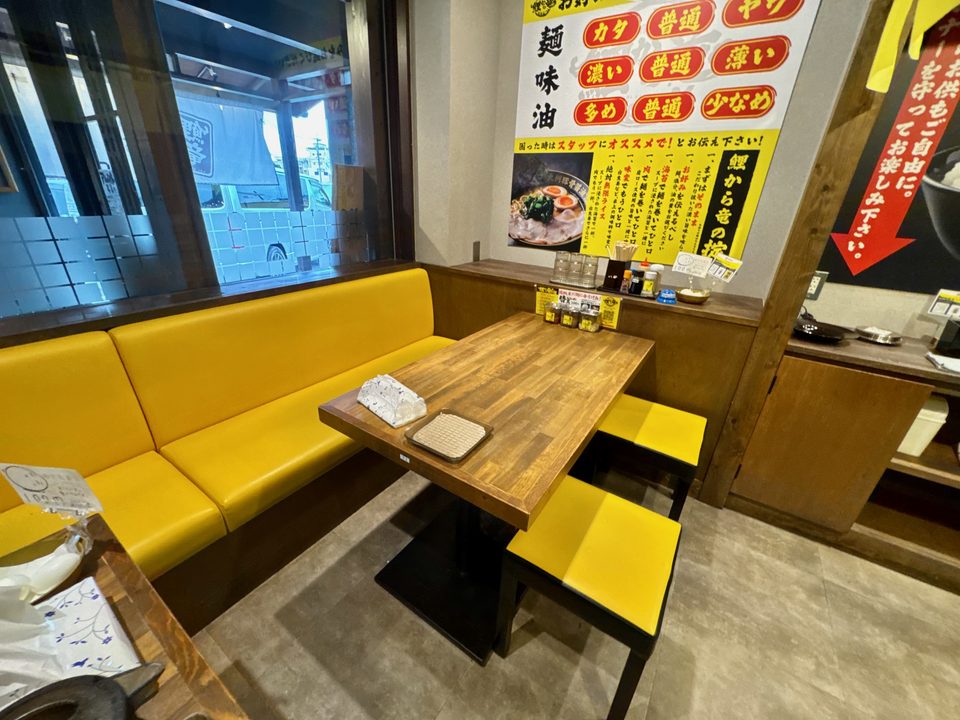 「九州豚骨醤油 鯉から竜 宗方店」店内