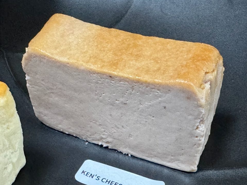 「KEN’S CHEESECAKE.」チーズケーキ（ラズベリーホワイトチョコ）