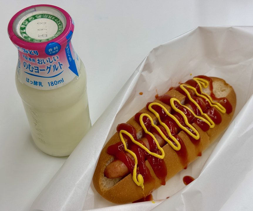 「みどり工場直売所 中央町出張所」ホットドッグ(ドリンクセット)