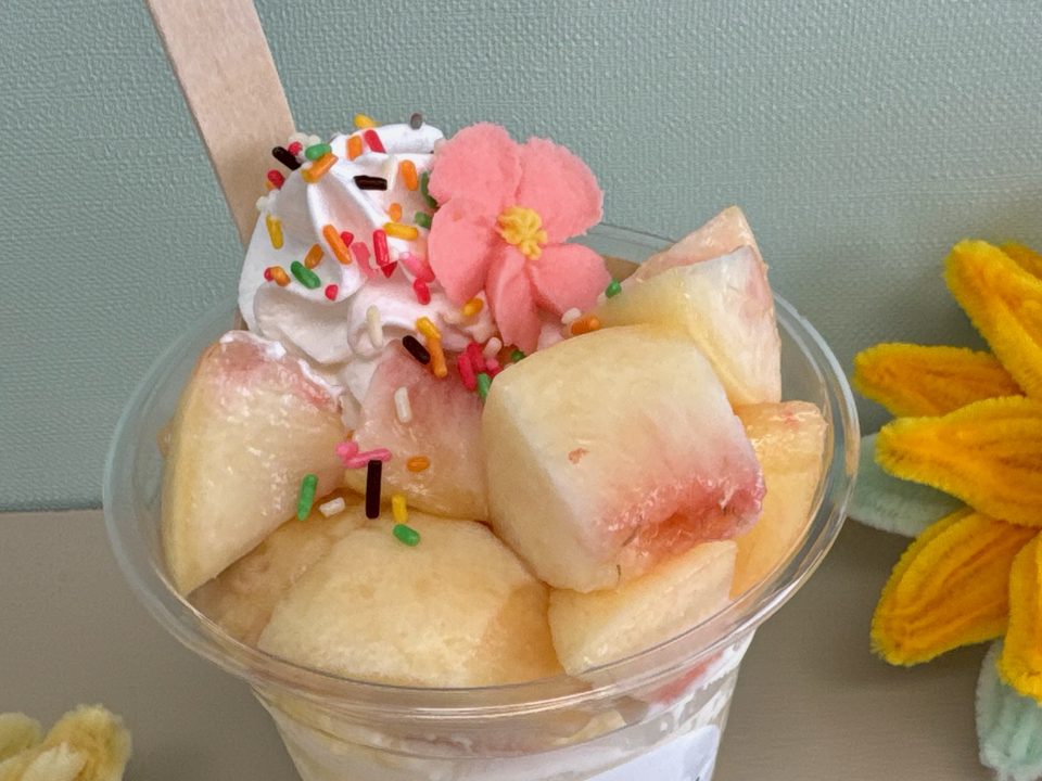 「ひまわり〜スイーツと気ままな時間〜」丸ごと1玉 桃パフェ