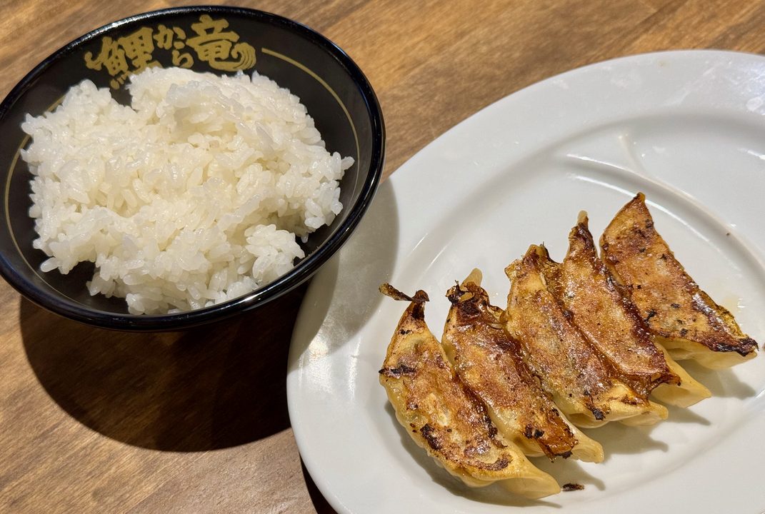 「九州豚骨醤油 鯉から竜 宗方店」餃子ライス