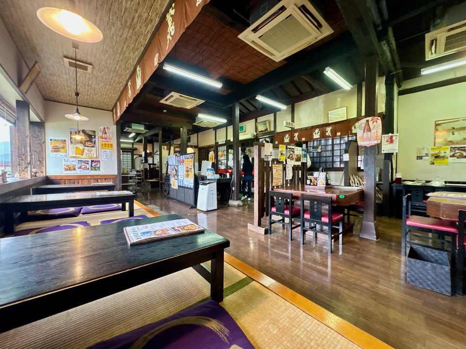 「食事処 春日 本店」店内