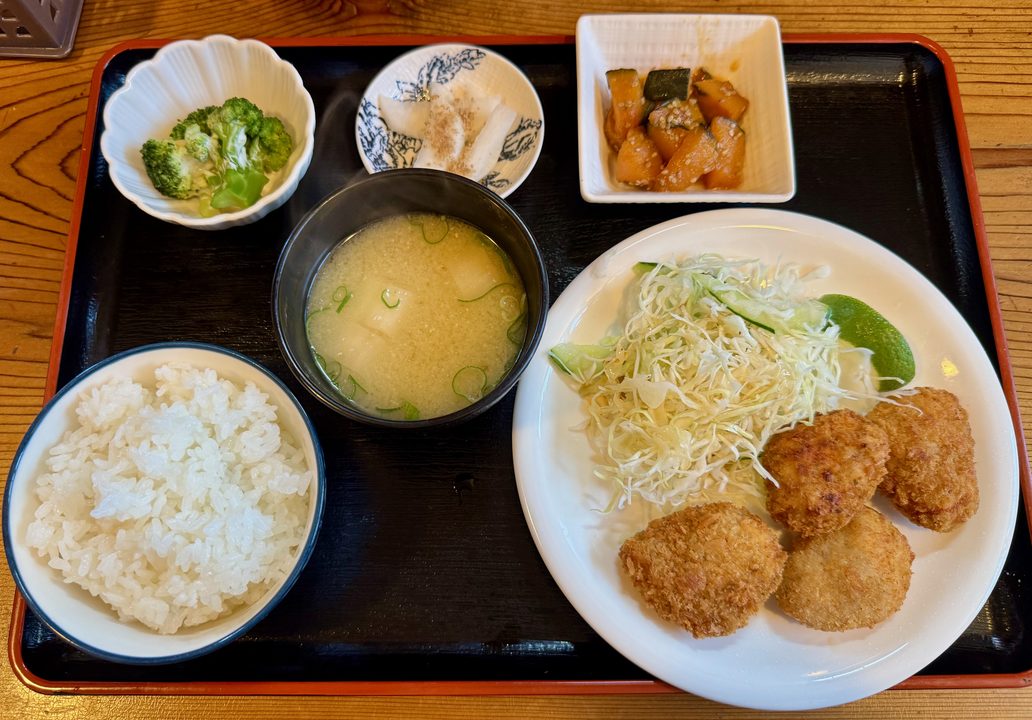 「おいしい一品 和」日替わり定食（梅しそチキンカツ）