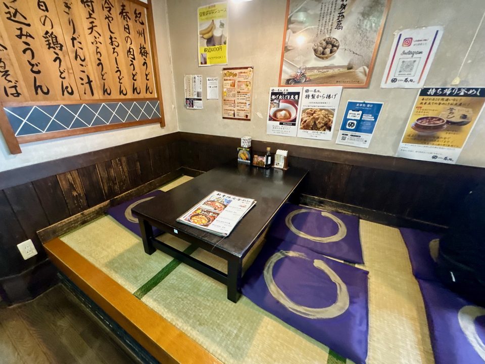 「食事処 春日 本店」店内