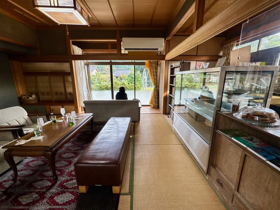「エクレア専門店アカゲラ」店内