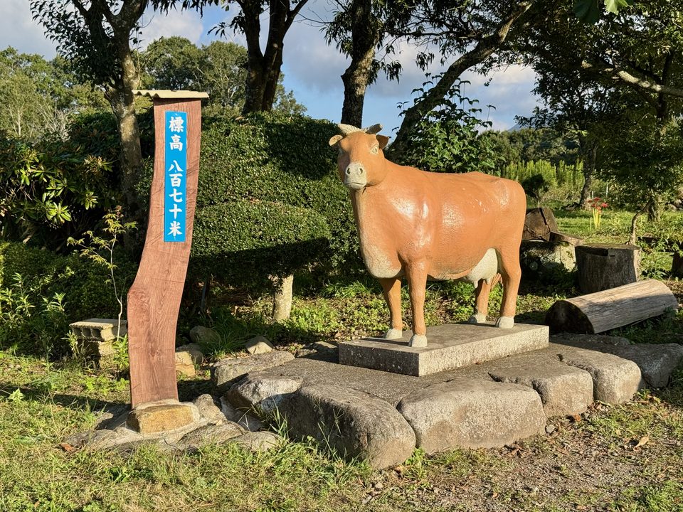 「高原堂」牛のモニュメント